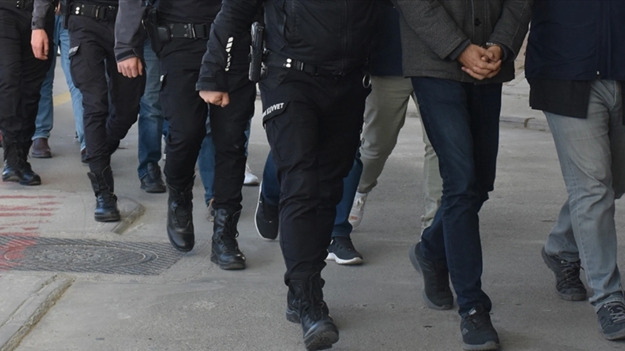 11 ilde FETÖ operasyonu: 7'si aktif kamu görevlisi 24 kişi gözaltı