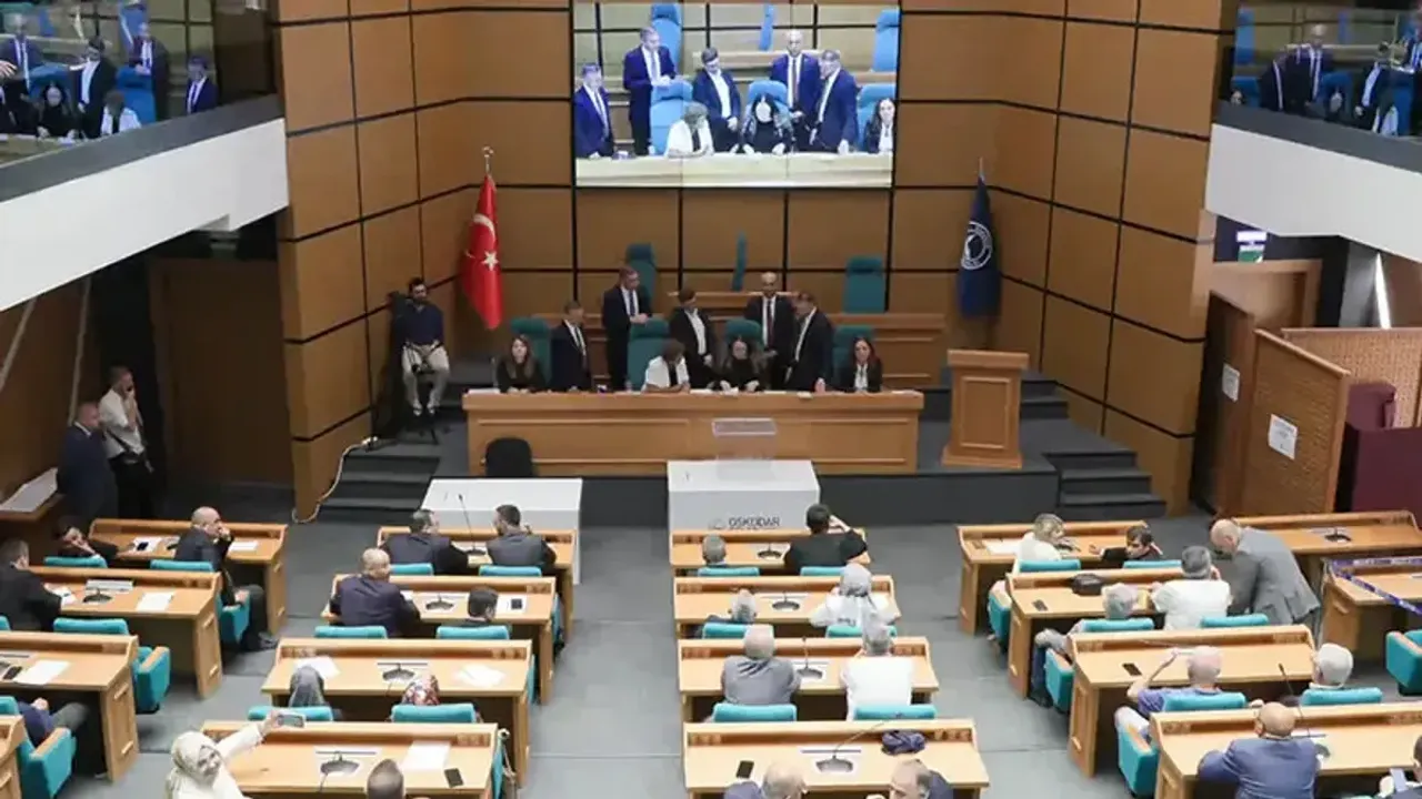 4 meclis üyesinin AK Parti'ye katılımı dolayısıyla AK Parti Üsküdar İlçe Başkanlığında program düzenlendi