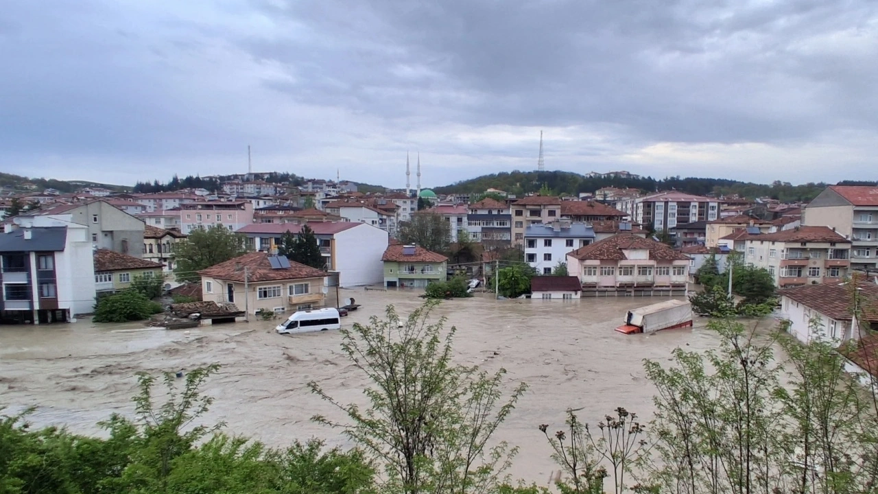 7 ilde sel felaketi! Sokaklar nehre döndü araçlar sürüklendi