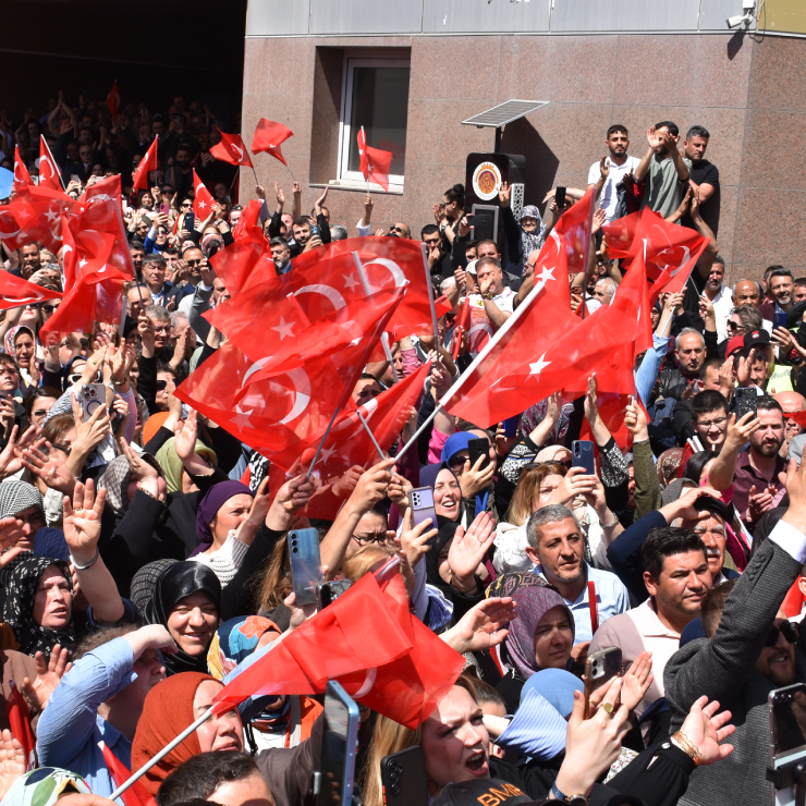 AKP'liler Burcu Köksal'ı 'bağrına bastı'