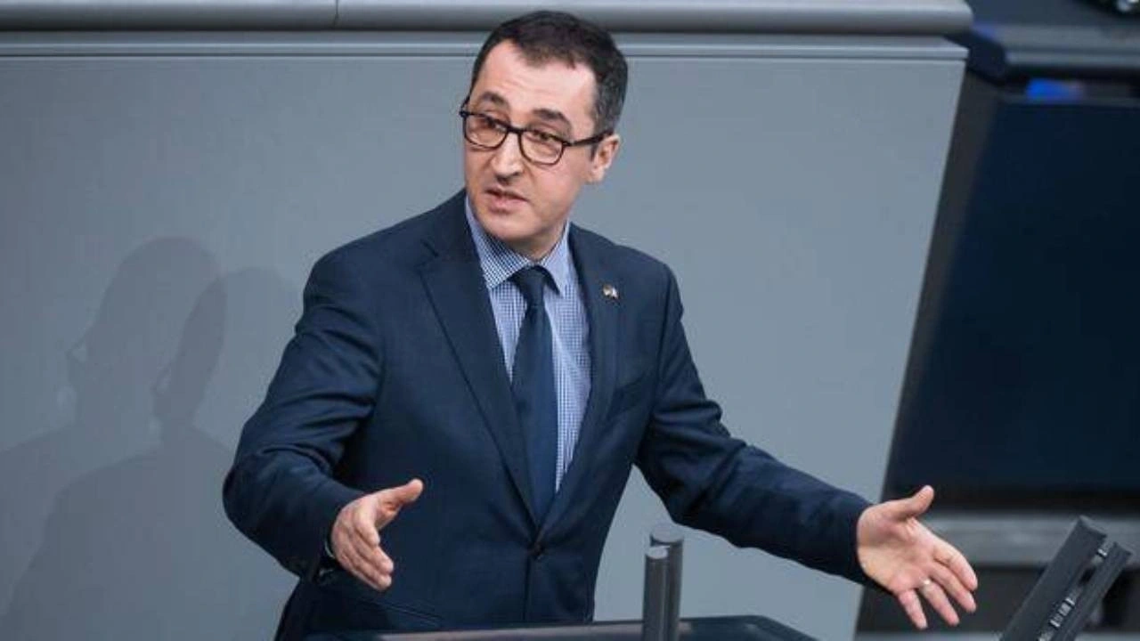 Almanya'da bir ilk! Türk kökenli Cem Özdemir eyalet başbakanı oldu