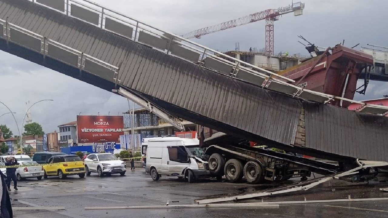 Ankara'da damperi açık kalan kamyon üst geçidi yıktı: 3 yaralı