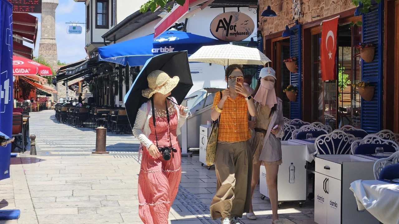 Antalya'da 36 dereceyi bulan sıcaklıkta Rus ve Avrupalı turistler sahilleri doldururken