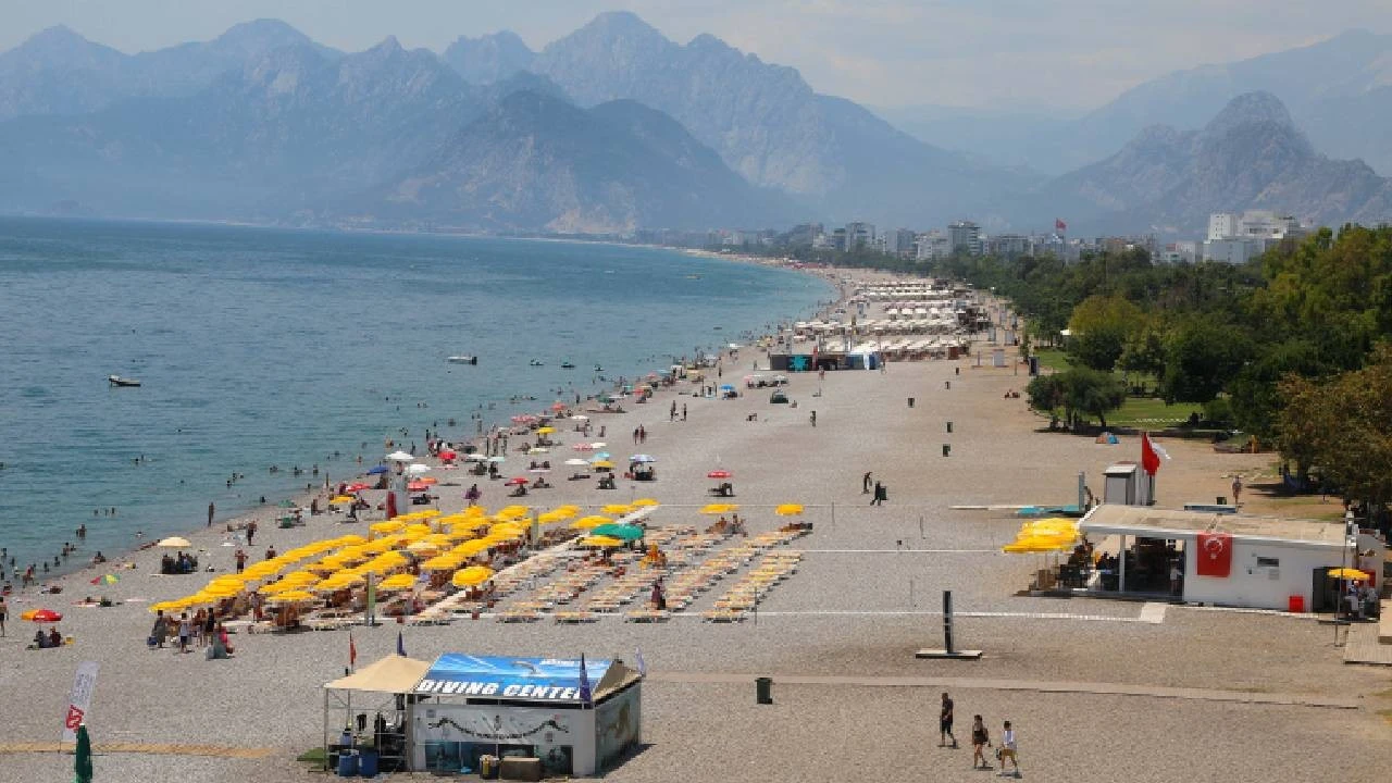 Antalya'da sıcak hava ve yüksek nemin etkisiyle hissedilen sıcaklık 47 dereceye yükseldi