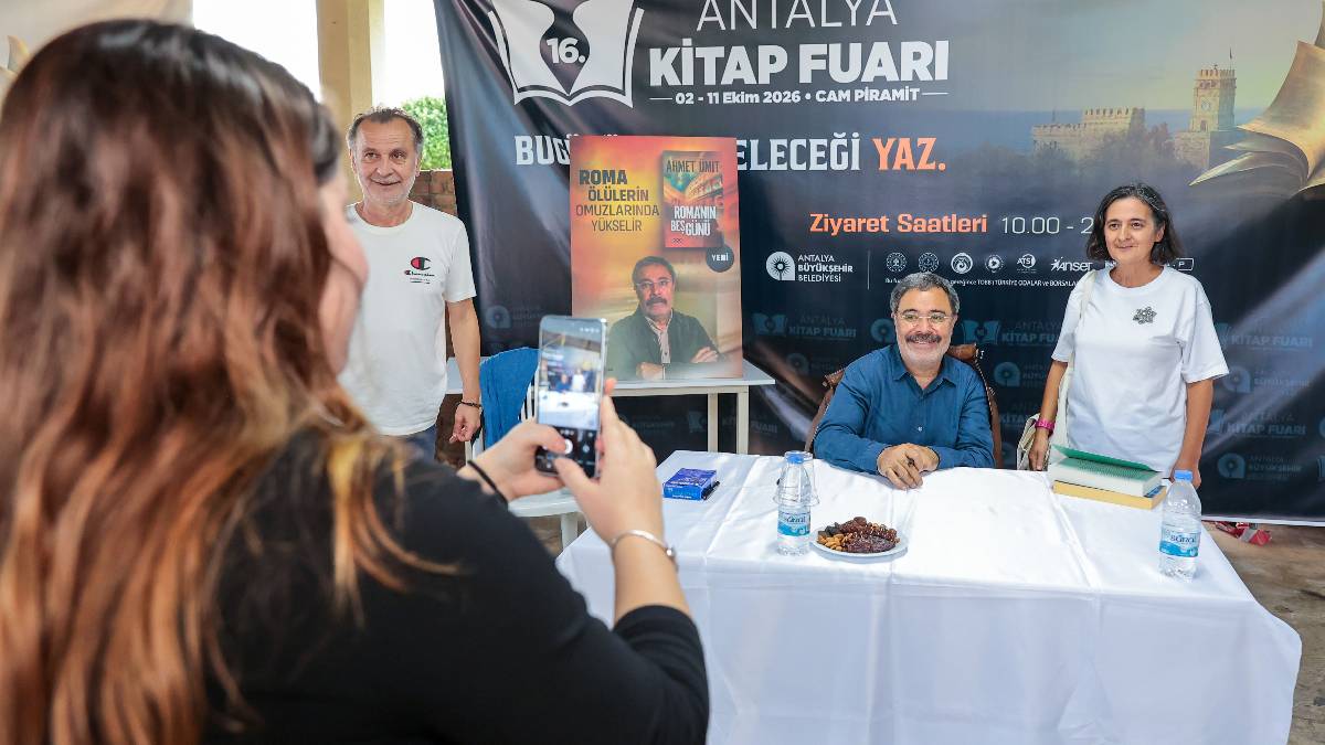 Antalya Kitap fuarının her sene ilgiyle takip edilen şair ve yazar Ahmet Ümit de açık alanda pergole