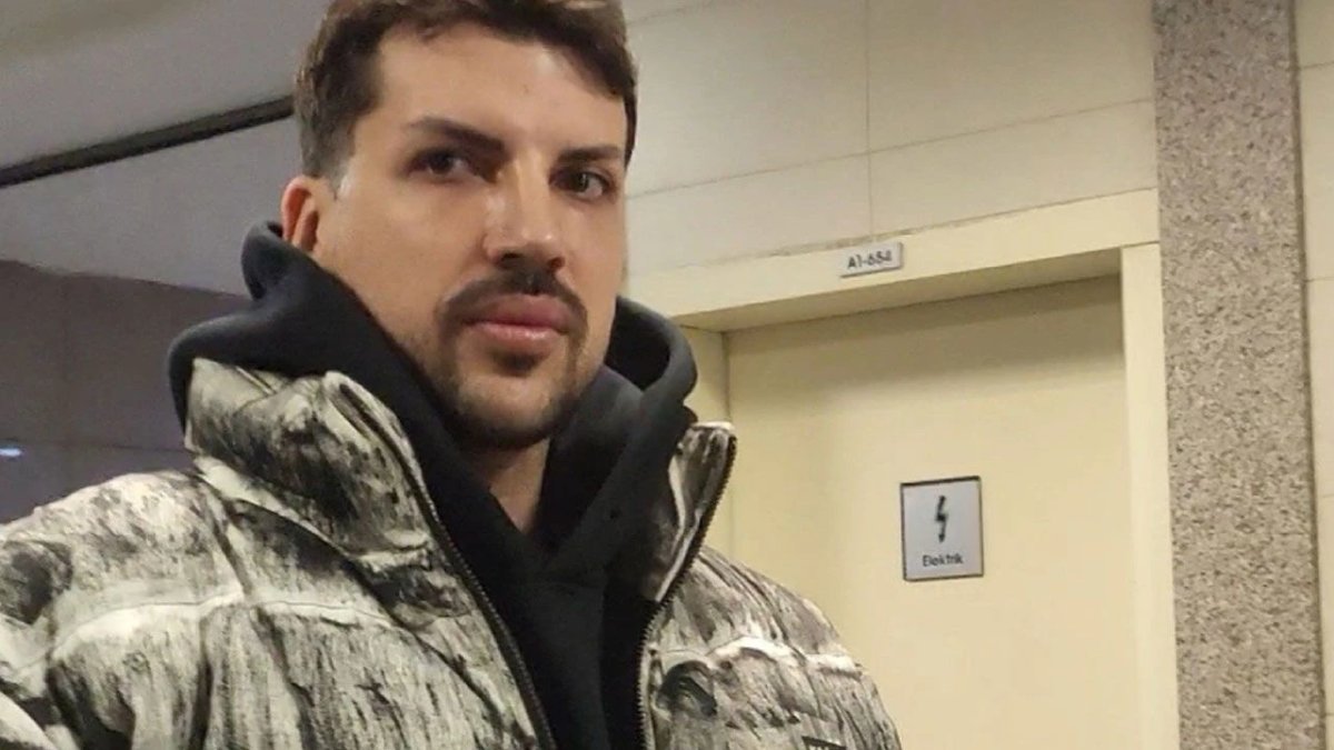 Antalya'nın Kemer ilçesinde sahne alan DJ Kerimcan Durmaz'ın performansı sırasında fiziksel arbede yaşandı
