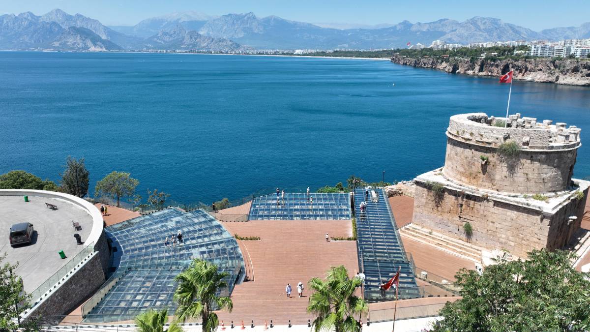 Antalya'nın tarihi simge yapılarından Hıdırlık Kulesi'nin kültürel ve turistik çekim merkezi haline
