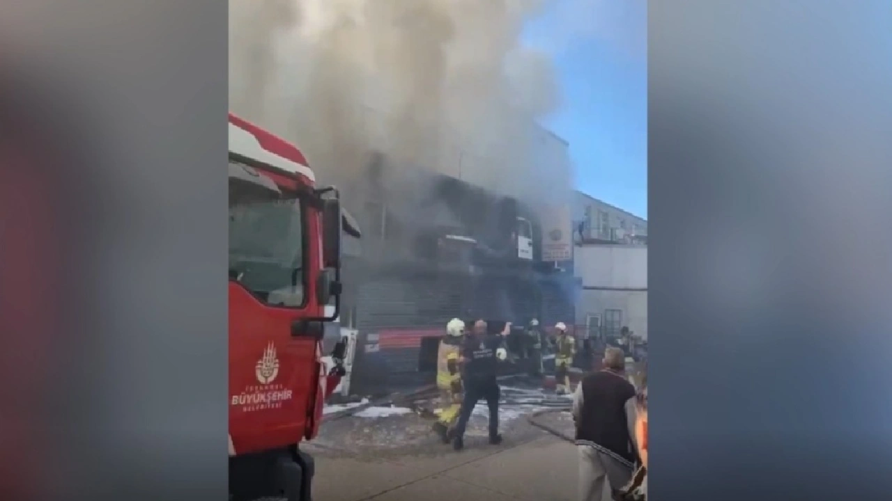 Başakşehir'deki iki katlı iş yerinde çıkan yangın söndürüldü