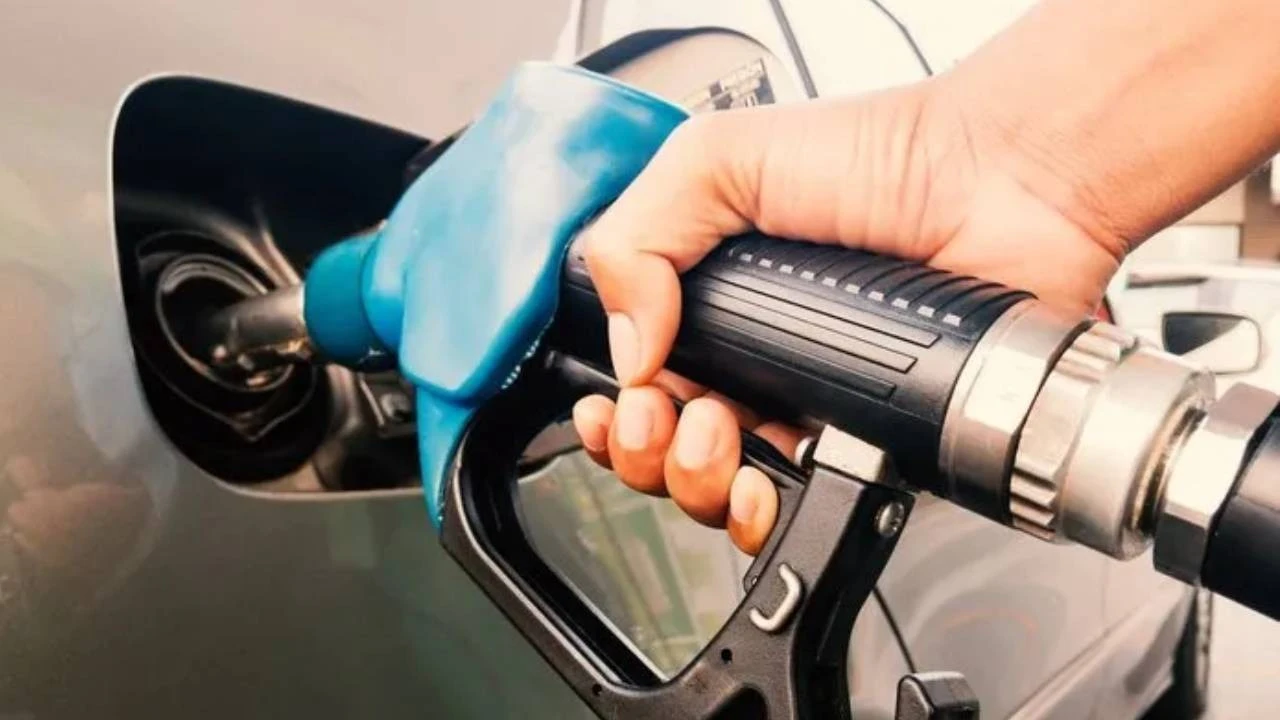 Benzine zam geldi, litresi 80 TL'yi aştı