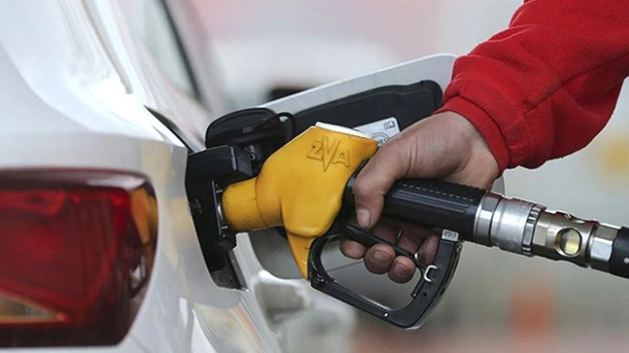 Benzinin litre fiyatına cumartesi gününden itibaren 1,43 TL zam yapılması bekleniyor