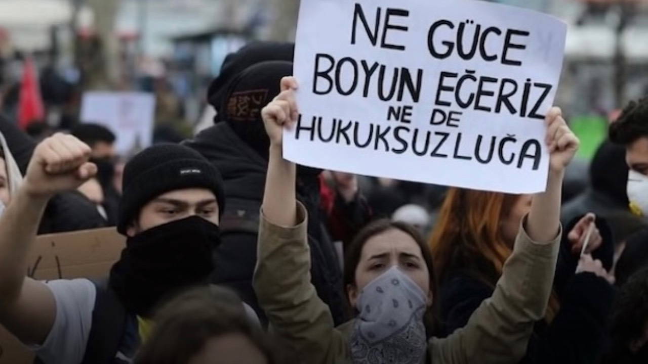 Beşiktaş Belediyesi "kamu zararı yok" dedi, mahkeme Boğaziçili öğrencilere hapis cezası verdi