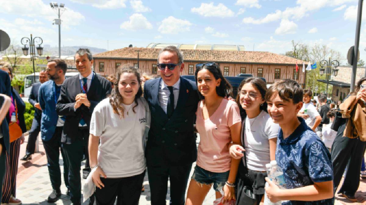​​​​​​​Borıs Dıllıès, Ulus Tarihi Kent Merkezi'ni gezdi