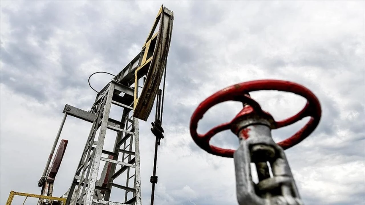 Brent petrolün varili uluslararası vadeli piyasalarda 82,75 dolardan işlem görüyor