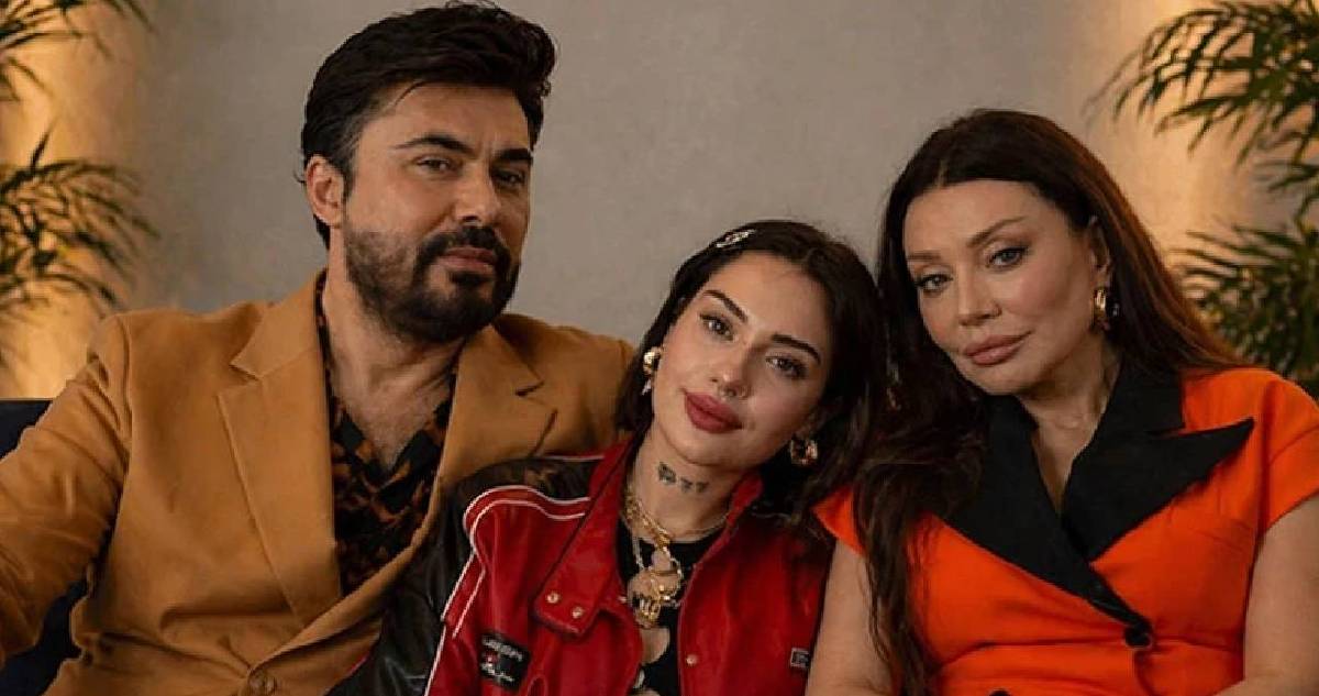 Dedesinin tabutuyla fotoğraf çekti, çok eleştirildi