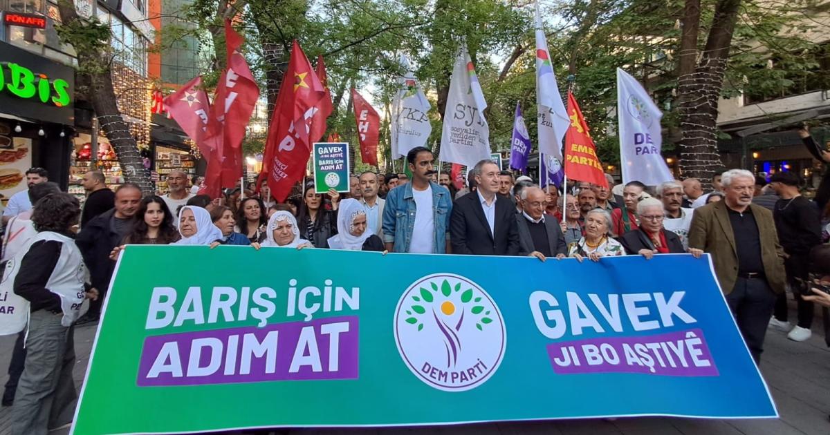 DEM Parti'nin "barış için adım at" yürüyüşünde konuşan Bakırhan