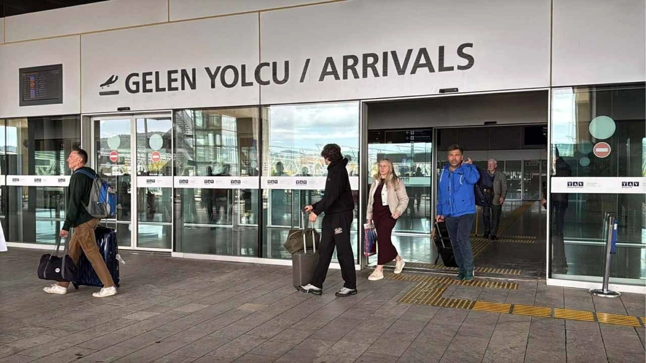 Deniz yoluyla ise 54 bin 200 olmak üzere toplam 350 binin üzerinde yabancı turist giriş yaptı