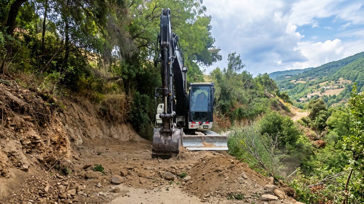 Efeler'de yol bakım ve onarım çalışmaları devam ediyor