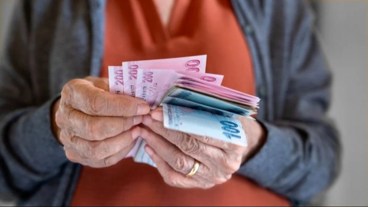 Emeklinin bayram ikramiyesi eriyip pul oldu! DİSK açıkladı: "Bugün 17 bin 513 TL olmalıydı"