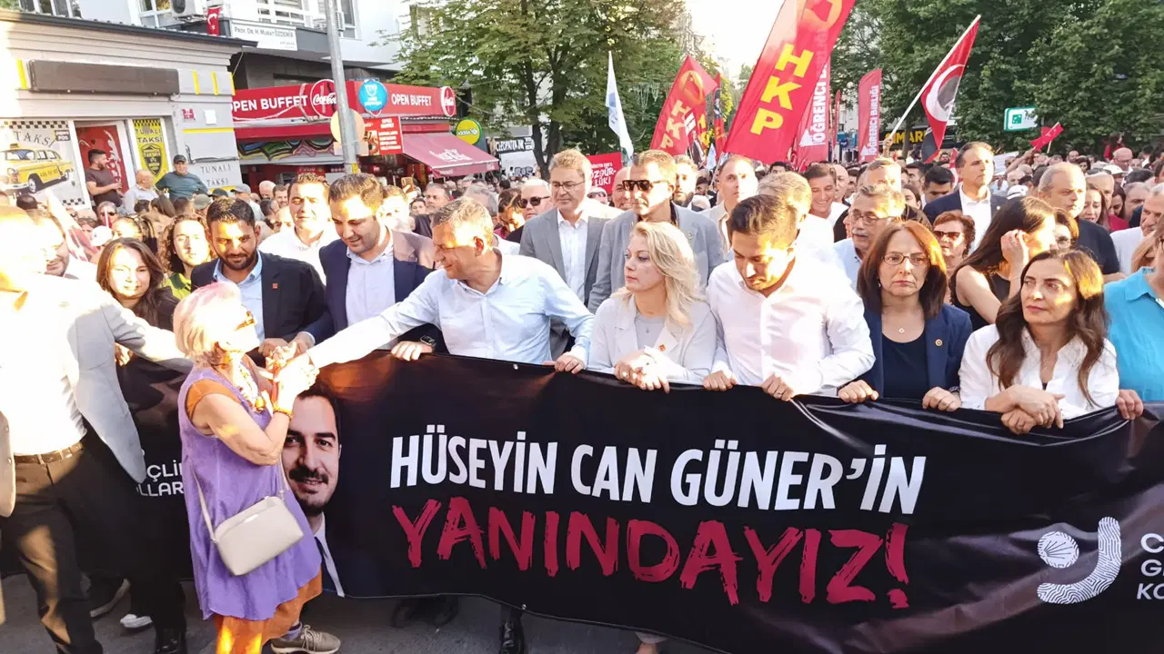 Gözaltına alınan Çankaya Belediye Başkanı Güner'e destek yürüyüşü... Özgür Özel