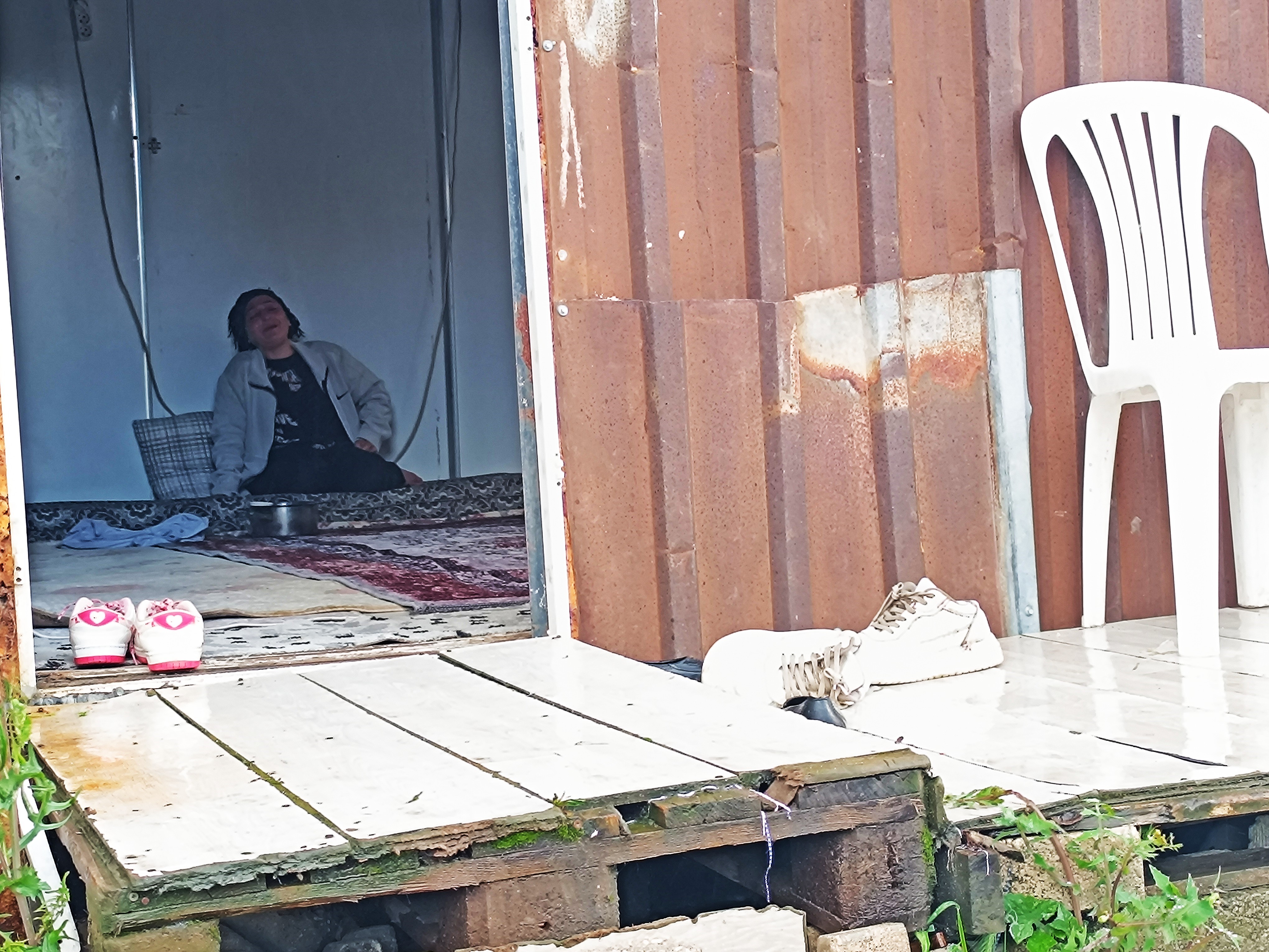 Hatay'daki heyelanda çocuğunu kaybeden anne. "Güvende olsunlar diye kızıma göndermiştim"