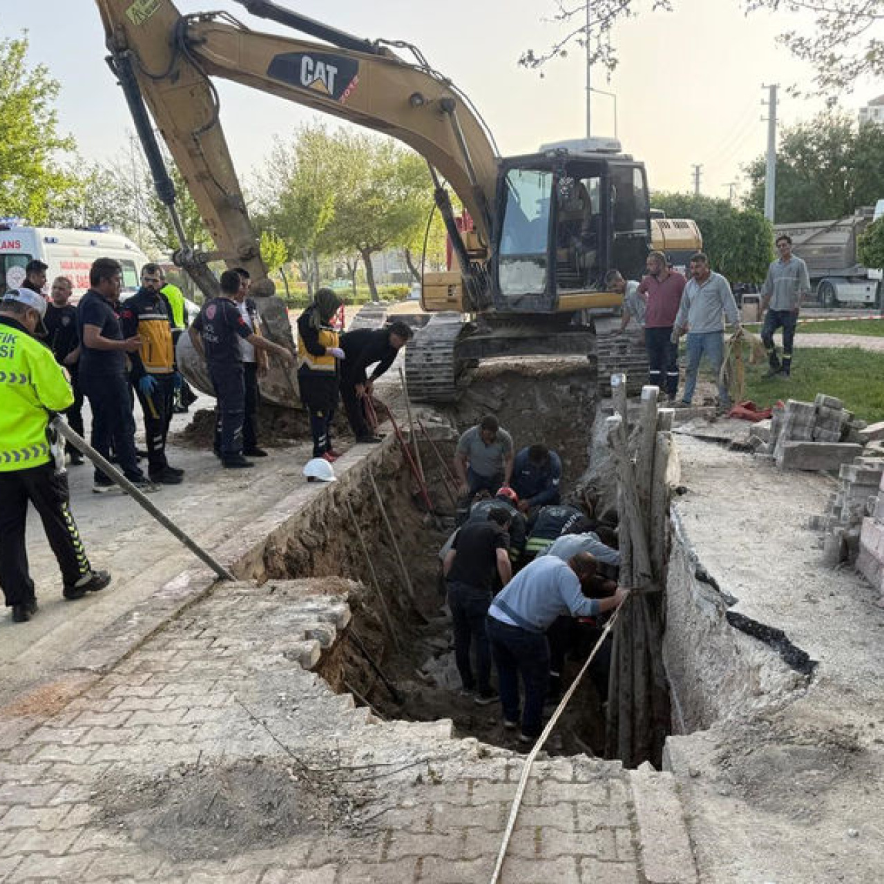 İki kardeş işçi göçük altında kaldı