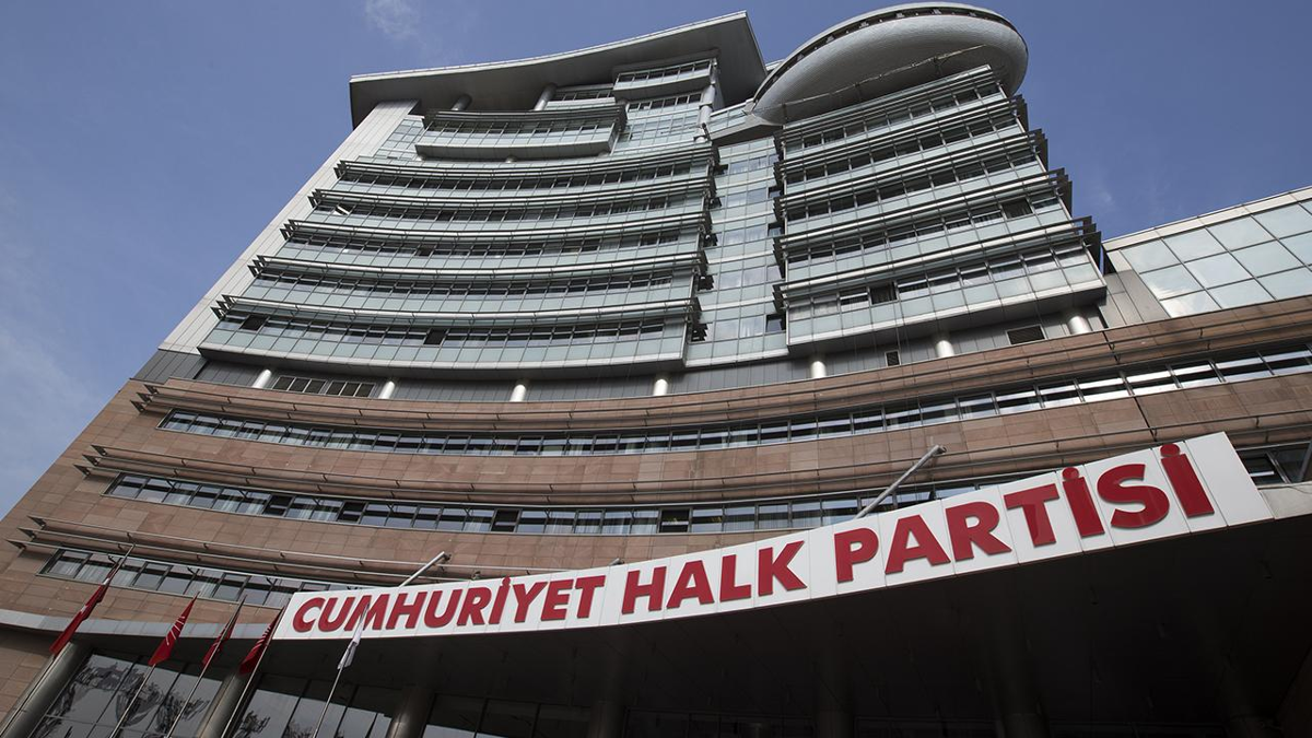İstanbul'da 7 ilçe başkanı ve yönetiminin görevden alındığını duyurdu