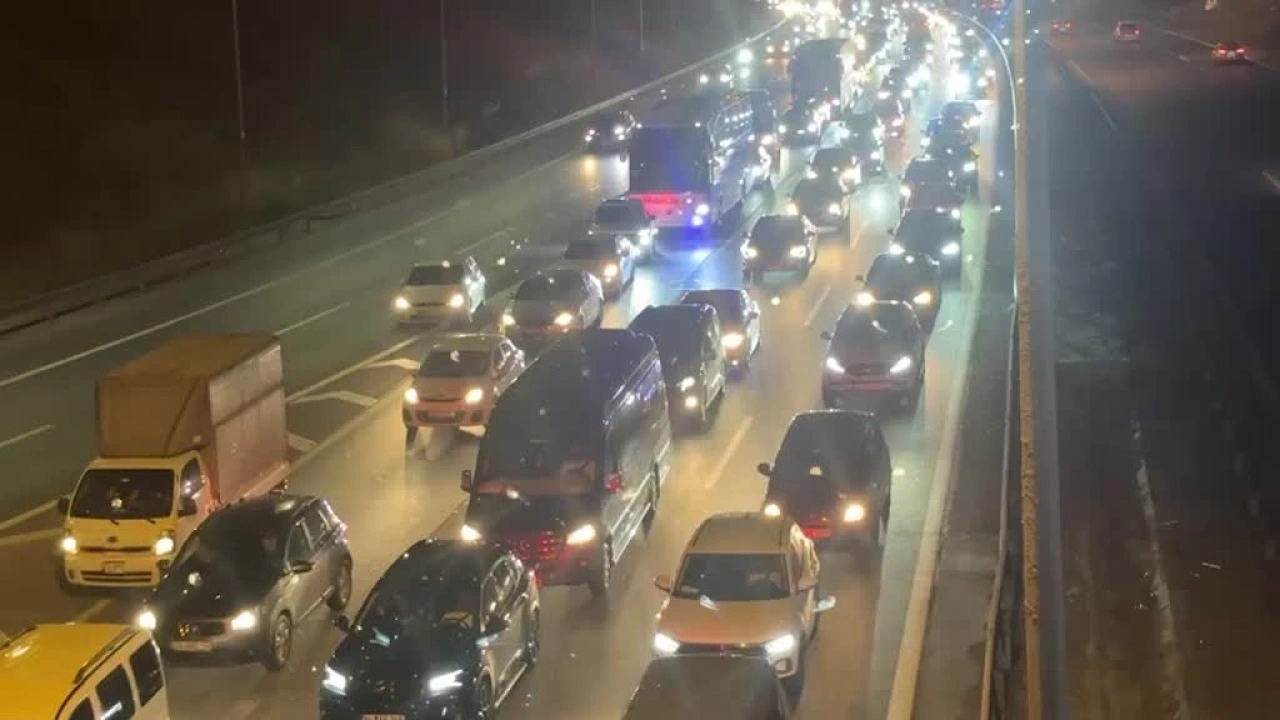 İstanbul'da bayram dönüşü çilesi: TEM'de trafik durma noktasına geldi