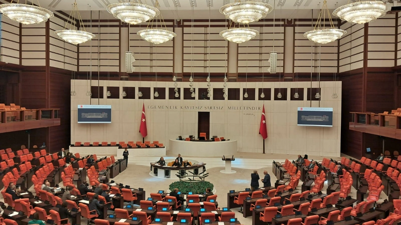 İYİ Parti Grup Başkanvekili Uğur Poyraz TBMM Genel Kurulu'nda görüşülen kanun teklifine tepki göstererek