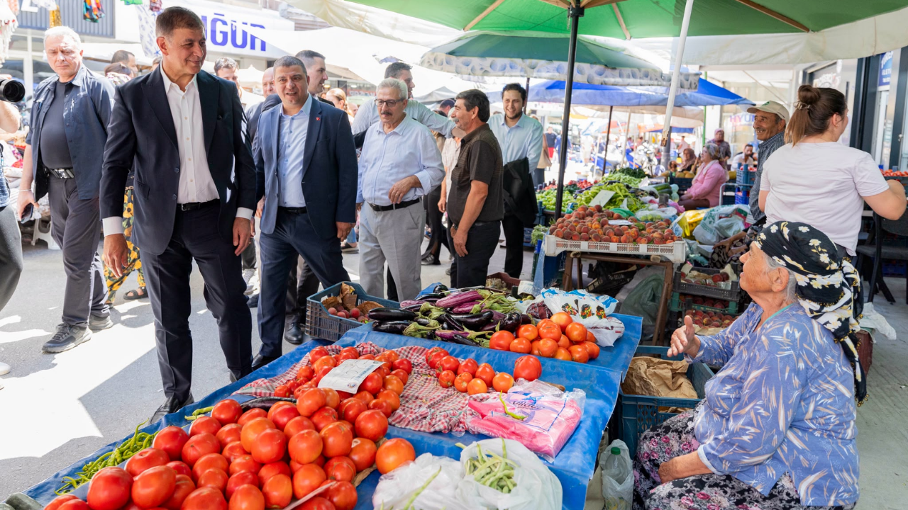 İzmir Büyükşehir Belediye Başkanı Dr. Cemil Tugay, Tire'de esnaf, üretici, muhtarlar ve yurttaşlarla görüştü