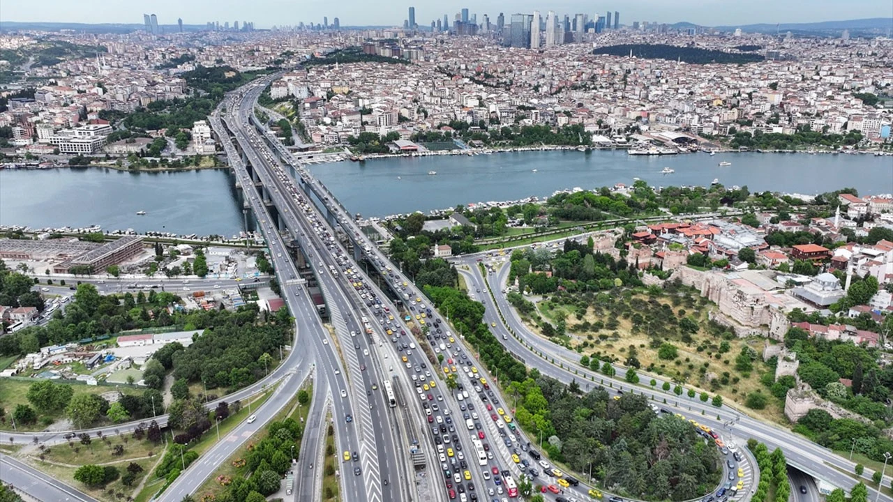 Katili dönüşünde İstanbul'da trafik yoğunluğu arttı