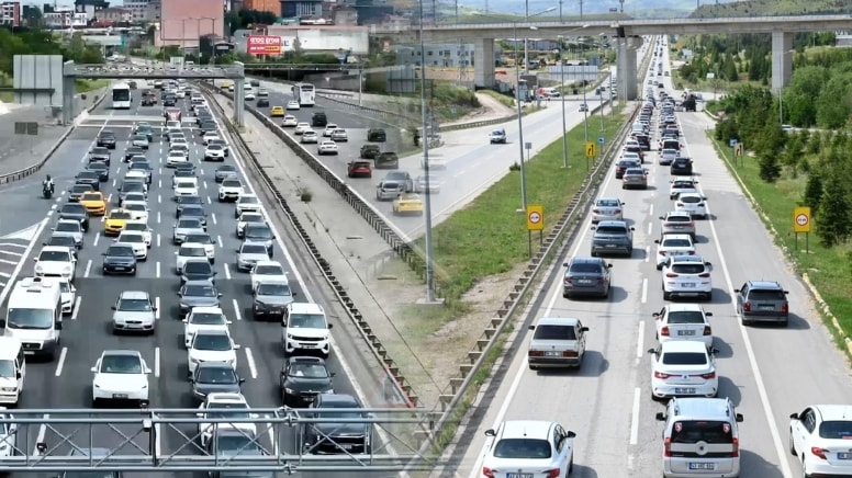 İstanbul'a dönüş trafiği otoyolları doldurdu