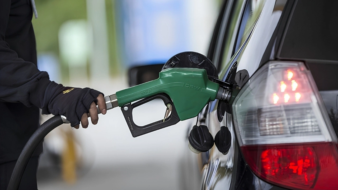 Küresel piyasalarda petrol fiyatları gerilerken, Türkiye'de akaryakıta zam yağmuru sürüyor