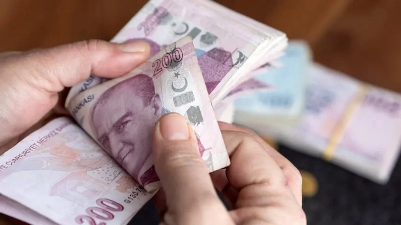 Maaş tutarı 20 bin Türk Lirası ile 23 bin 522 Türk Lirası arasında yer alan emeklilere de aradaki eksik