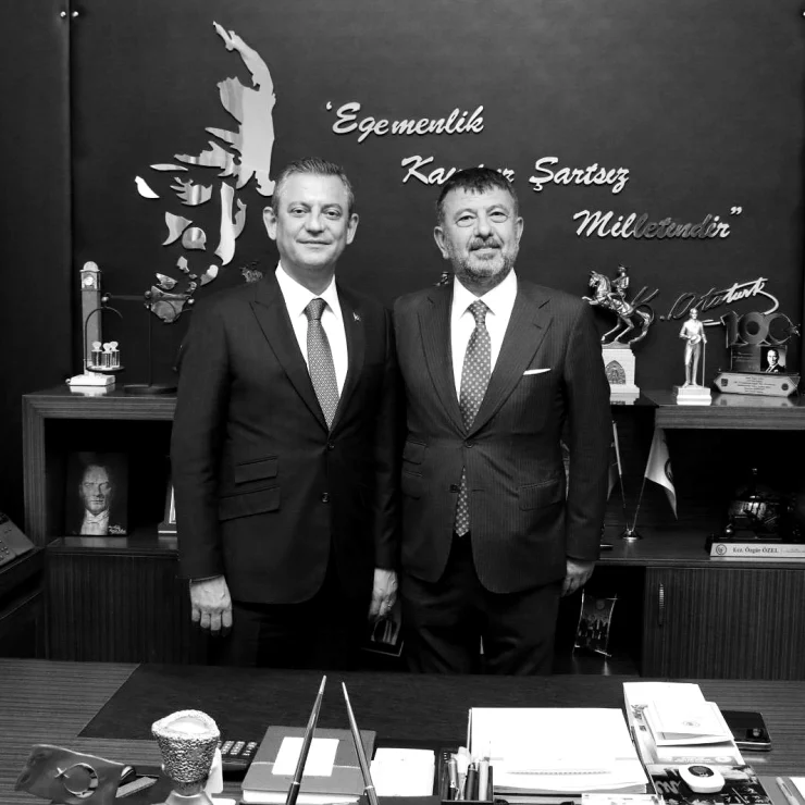 Meclis'e YENİ Parti Genel Başkanı Özgür Özel'le vekiller Veli Ağbaba ve Sera