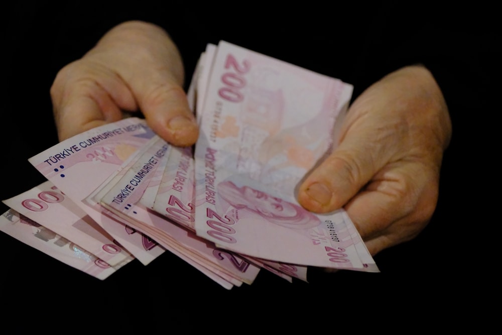Milyonlarca emekli ve memurun gözü, Temmuz ayında yapılacak maaş artışına çevrildi