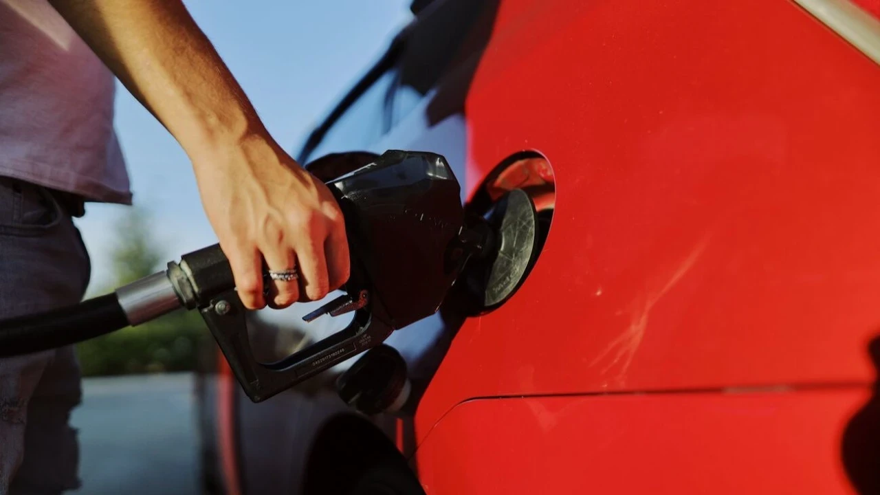 Motorinin litre fiyatına 7 lira 72 kuruş, benzine ise 2 lira 48 kuruş zam yapıldı