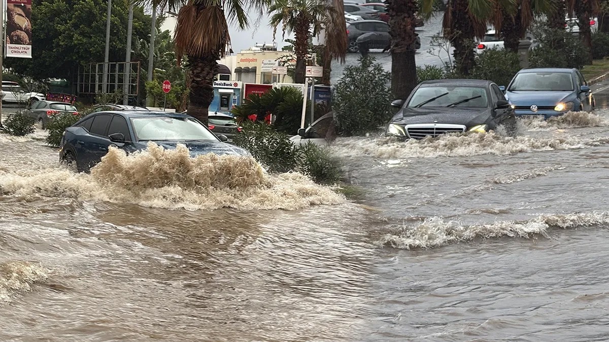 Muğla'nın Bodrum ilçesinde meydana gelen kuvvetli sağanak yağış hayatı felç etti