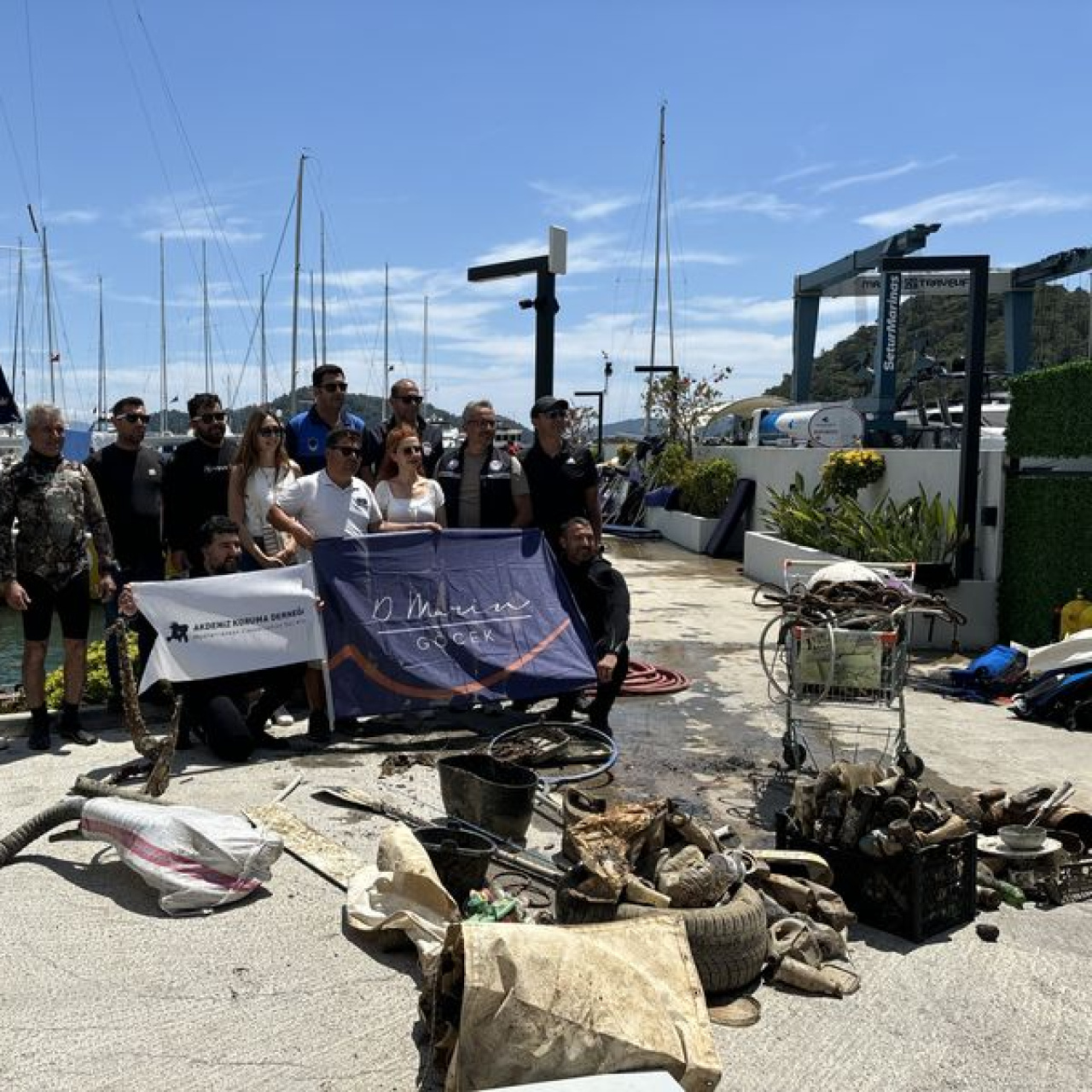 Muğla'nın Fethiye ilçesinde düzenlenen etkinlikte dalgıçlar deniz dibindeki atıkları çıkardı