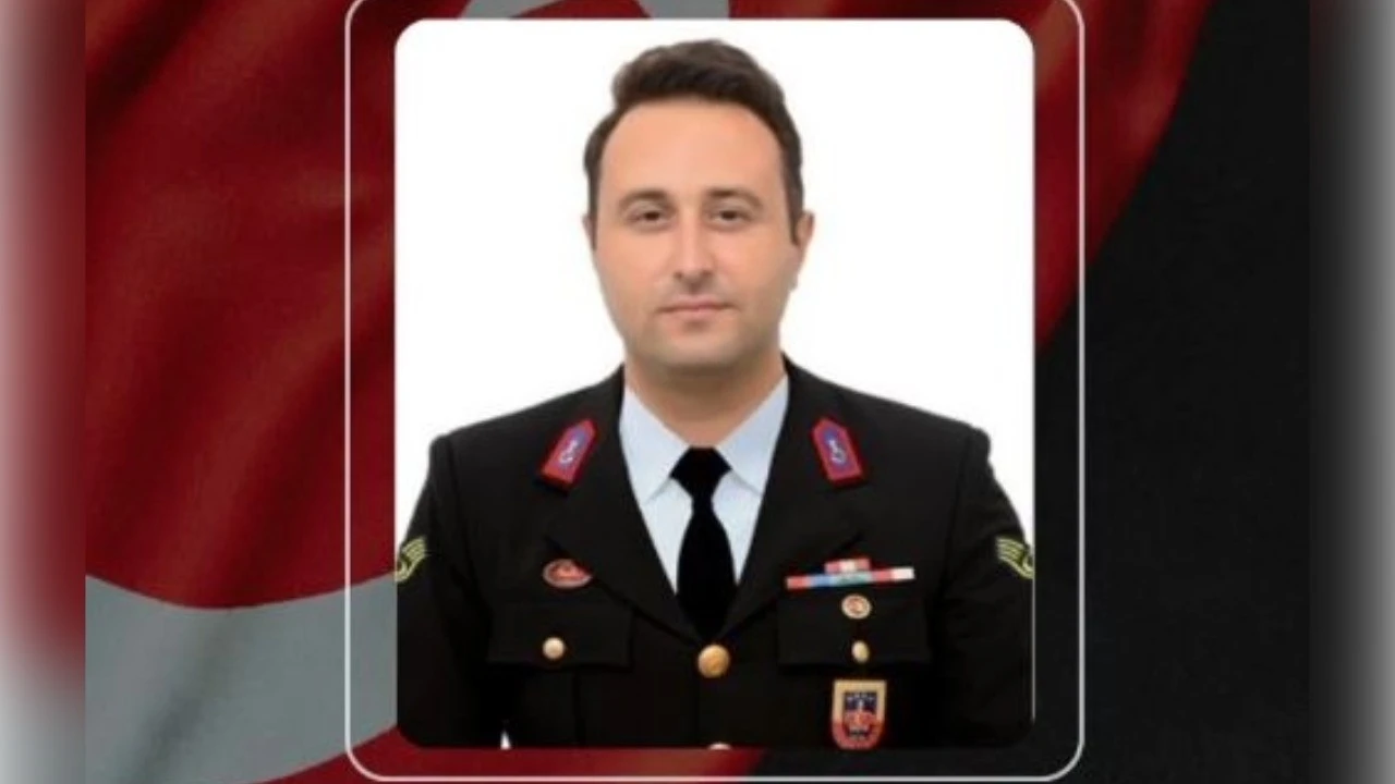 Otomobilin çarptığı jandarma astsubay şehit oldu