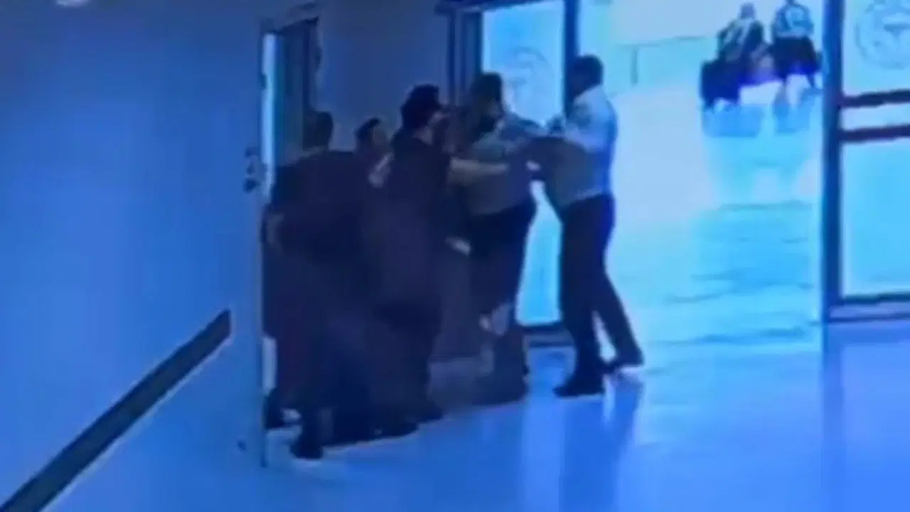 Radyasyon odasına zorla giren hasta yakını, doktora saldırdı