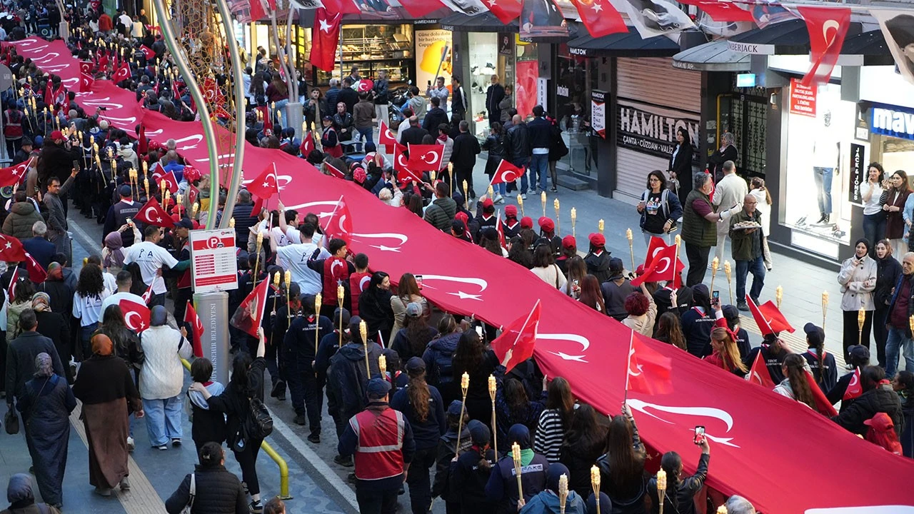Samsun'da 1919 metrelik dev bayrakla fener alayı yürüyüşü