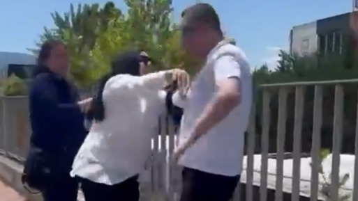 Sokakta kadına şiddete başka bir kadın müdahale etti