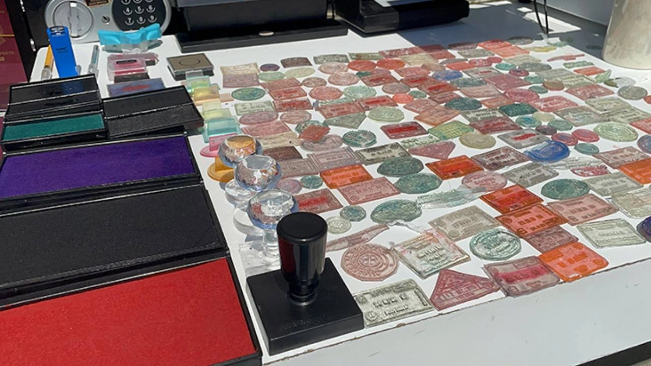 Son Dakika İstanbul'da sahte İsrail pasaportu operasyonu! 8 kişi gözaltında