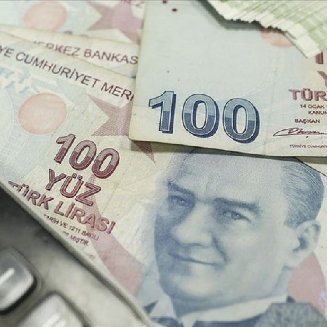 Temmuz ayının yaklaşmasıyla birlikte asgari ücrete ara zam yapılacağına yönelik beklentiler yeniden öne