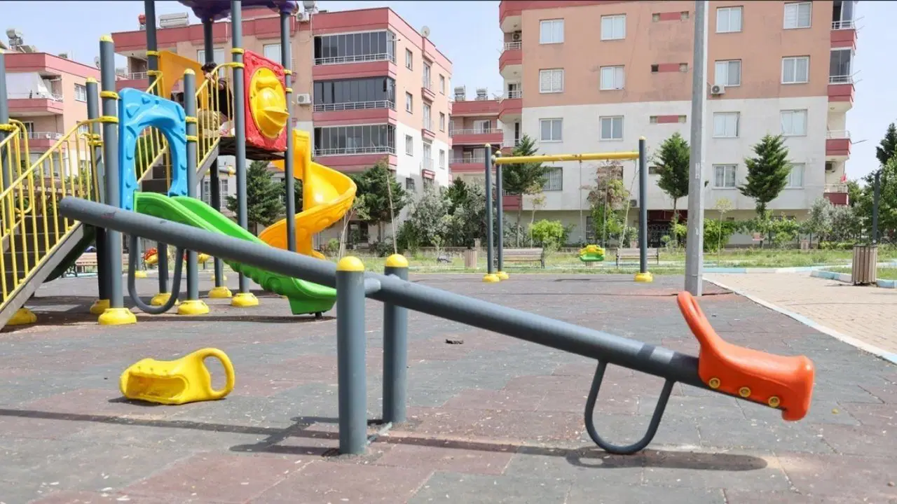 Toroslar Belediyesi'nin ilçeye kazandırdığı yeni park tahrip edildi