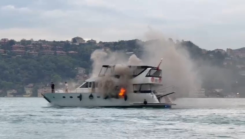 Yangın, Bebek Sahili açıklarında bulunan ‘Champion TT' isimli tur teknesinin motor kısmında çıktı