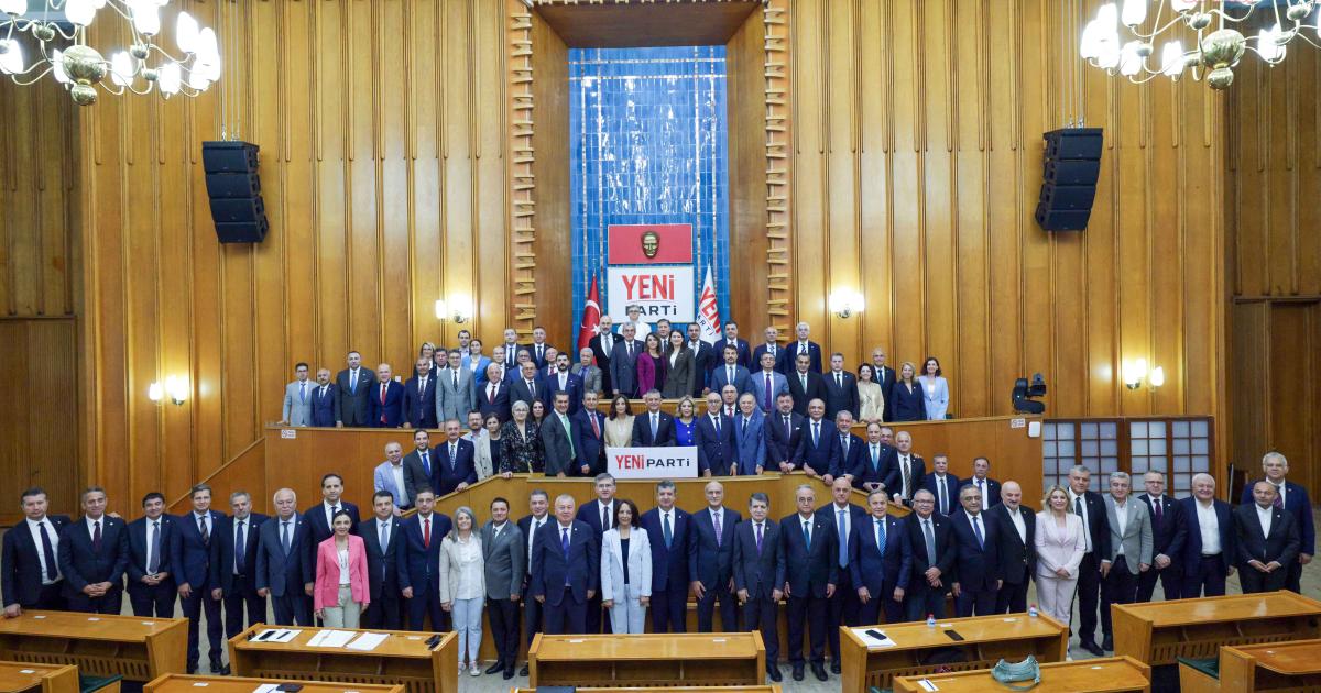 YENİ Parti milletvekilleri, bugün TBMM'de kapalı grup toplantısında görüştü