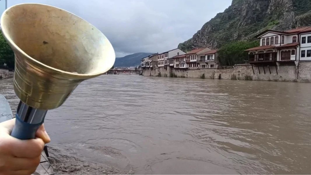 Yeşilırmak'ta sel ve taşkın alarmı! İki ilde okullar tatil edildi
